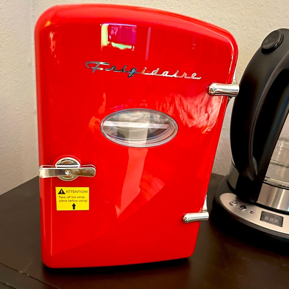 Frigidaire mini refrigerator